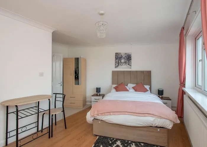 Modern Apartments In Bromley, Greater London Near Tesco And Sundridge Park Station