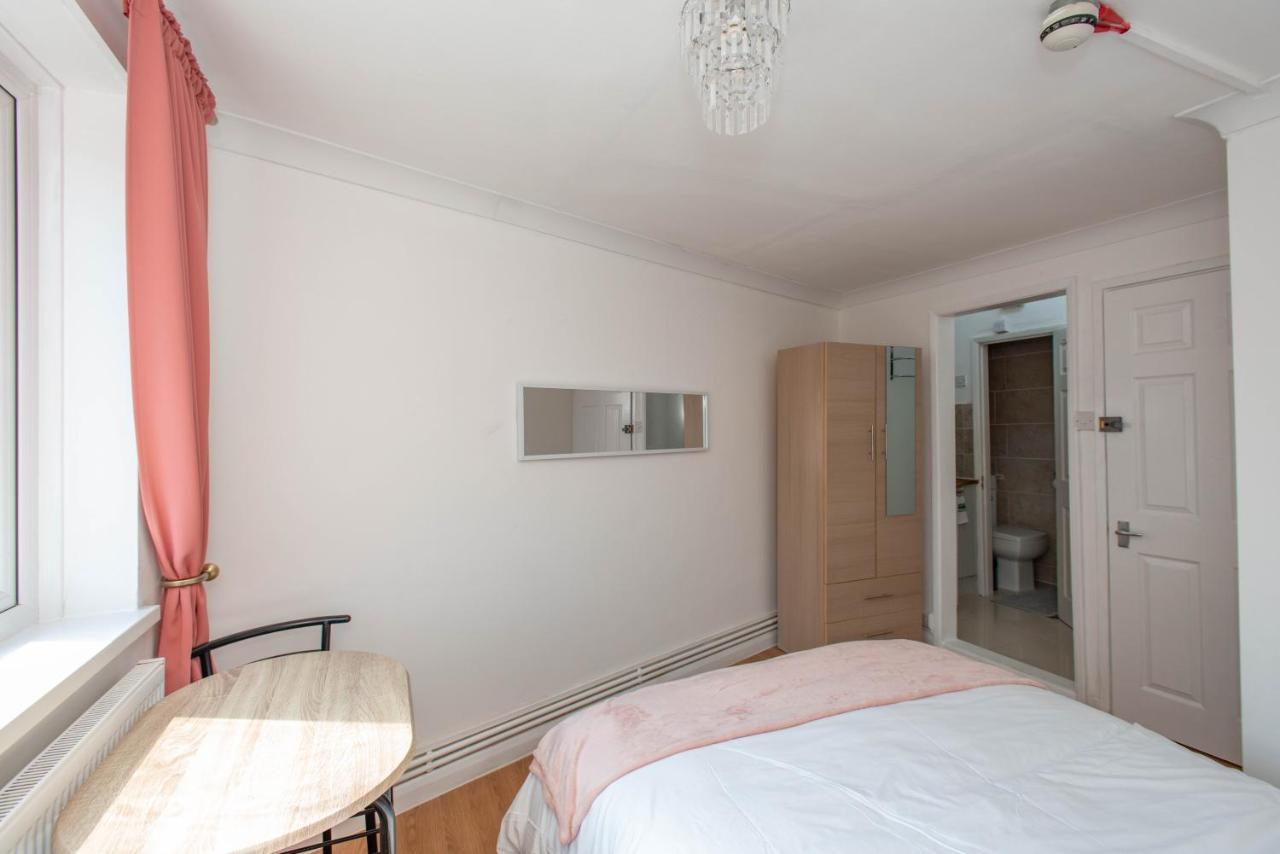 Motel Modern In Bromley, Greater London Near Tesco And Sundridge Park Station